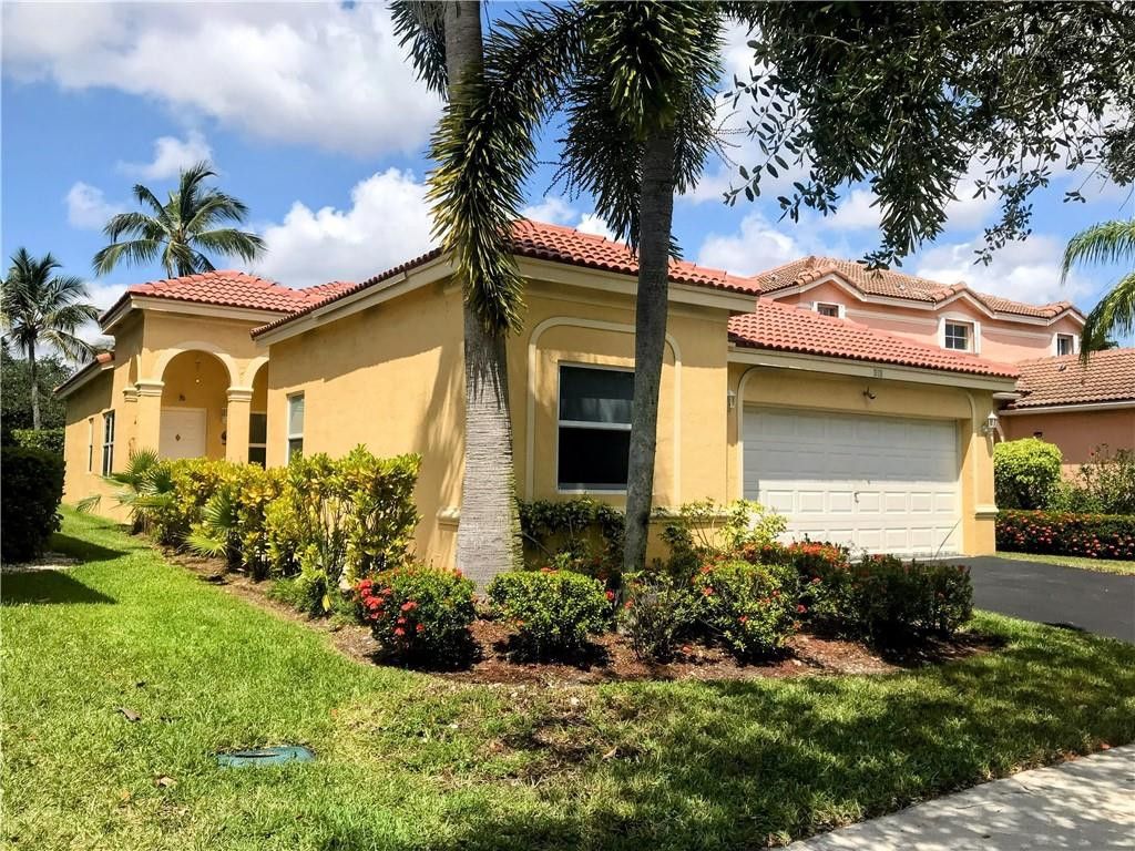 Photo of 1118 Chinaberry Drive, Weston, FL 33327 (MLS # B26022741)