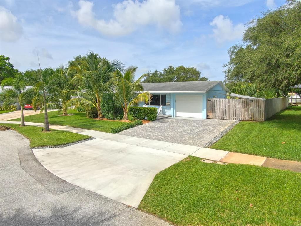 Photo of 615 Laurel Court Ct, North Palm Beach, FL 33408 (MLS # R10659028)