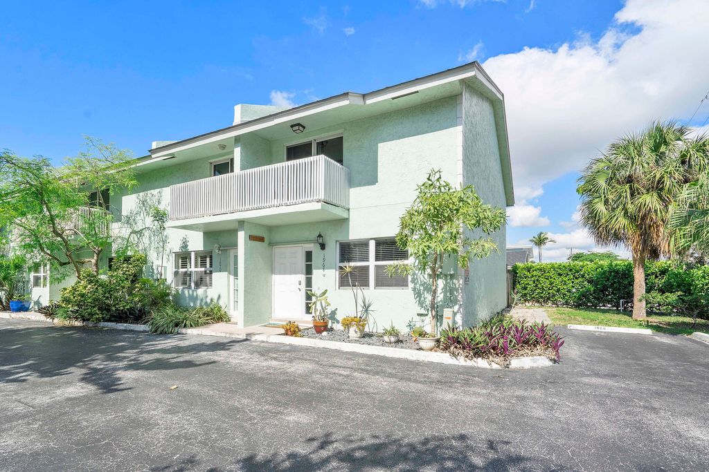 Photo of 1968 NE 3rd Street #1, Deerfield Beach, FL 33441 (MLS # B26010552)