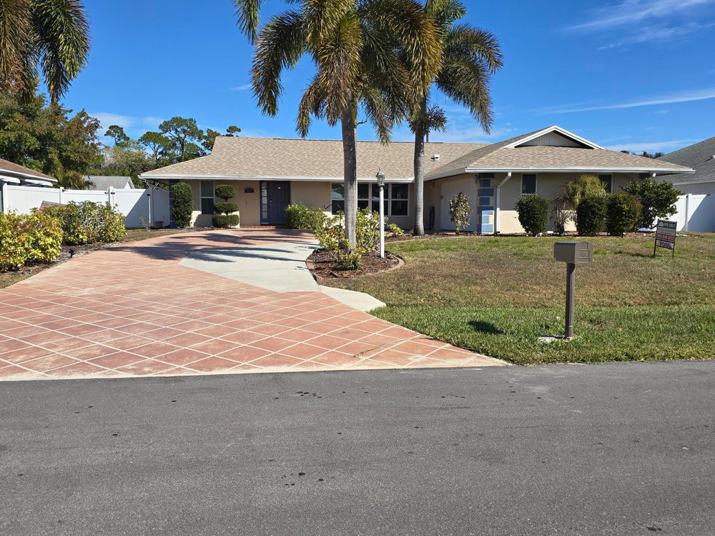 Photo of 1011 SE Spinnaker Avenue, Port Saint Lucie, FL 34983 (MLS # R11160349)