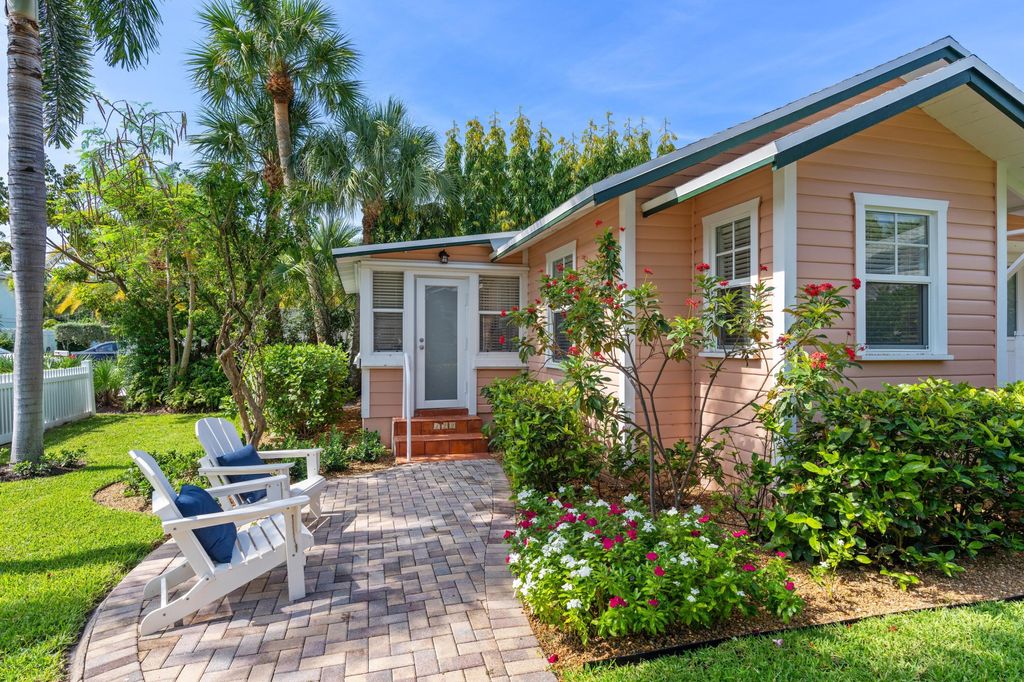 Photo of 122 SE 7th Avenue, Delray Beach, FL 33483 (MLS # R11116728)