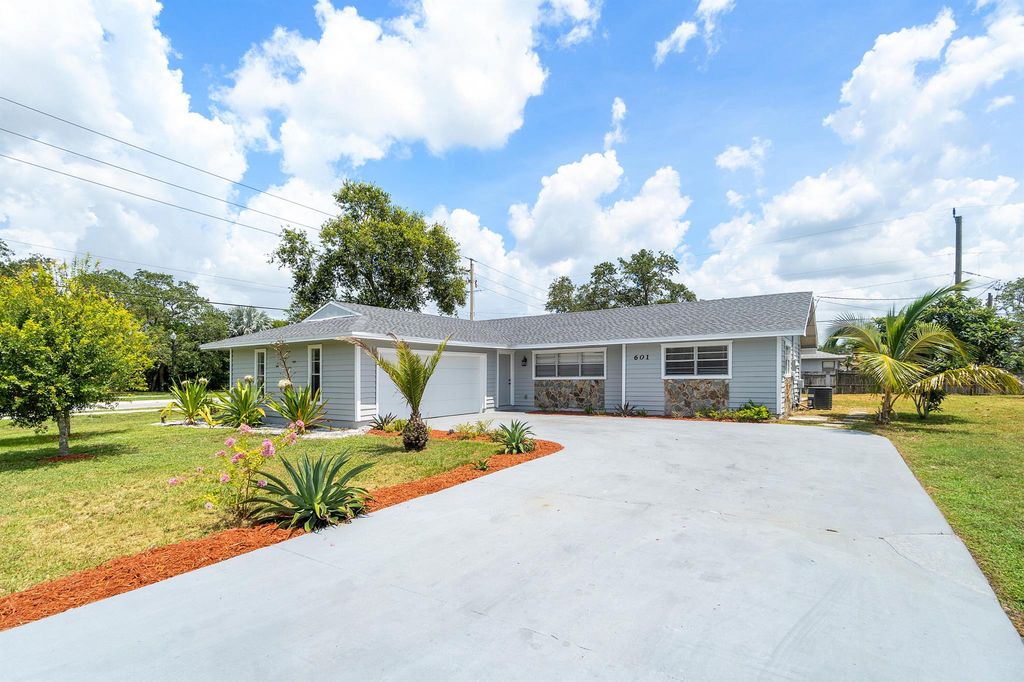 Photo of 601 SE Crescent Avenue, Port St Lucie, FL 34984 (MLS # R10904264)