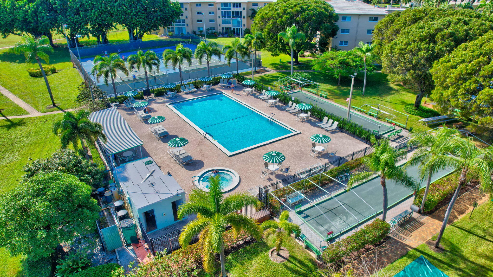VILLAGE ROYALE ON THE GREEN CONDO - Residential