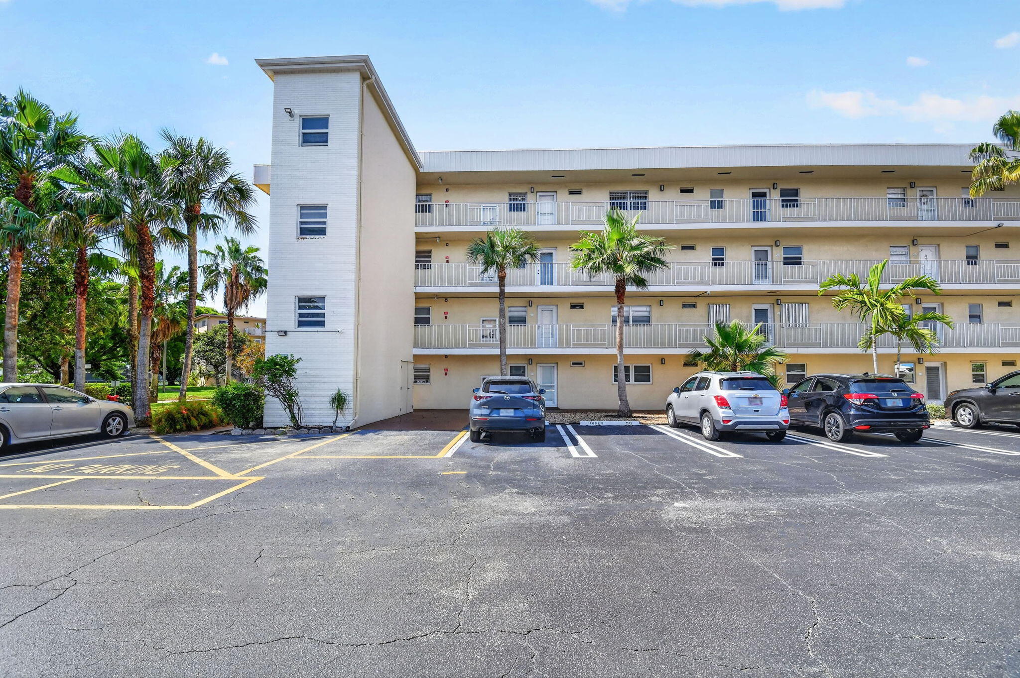 VILLAGE ROYALE ON THE GREEN CONDO - Residential