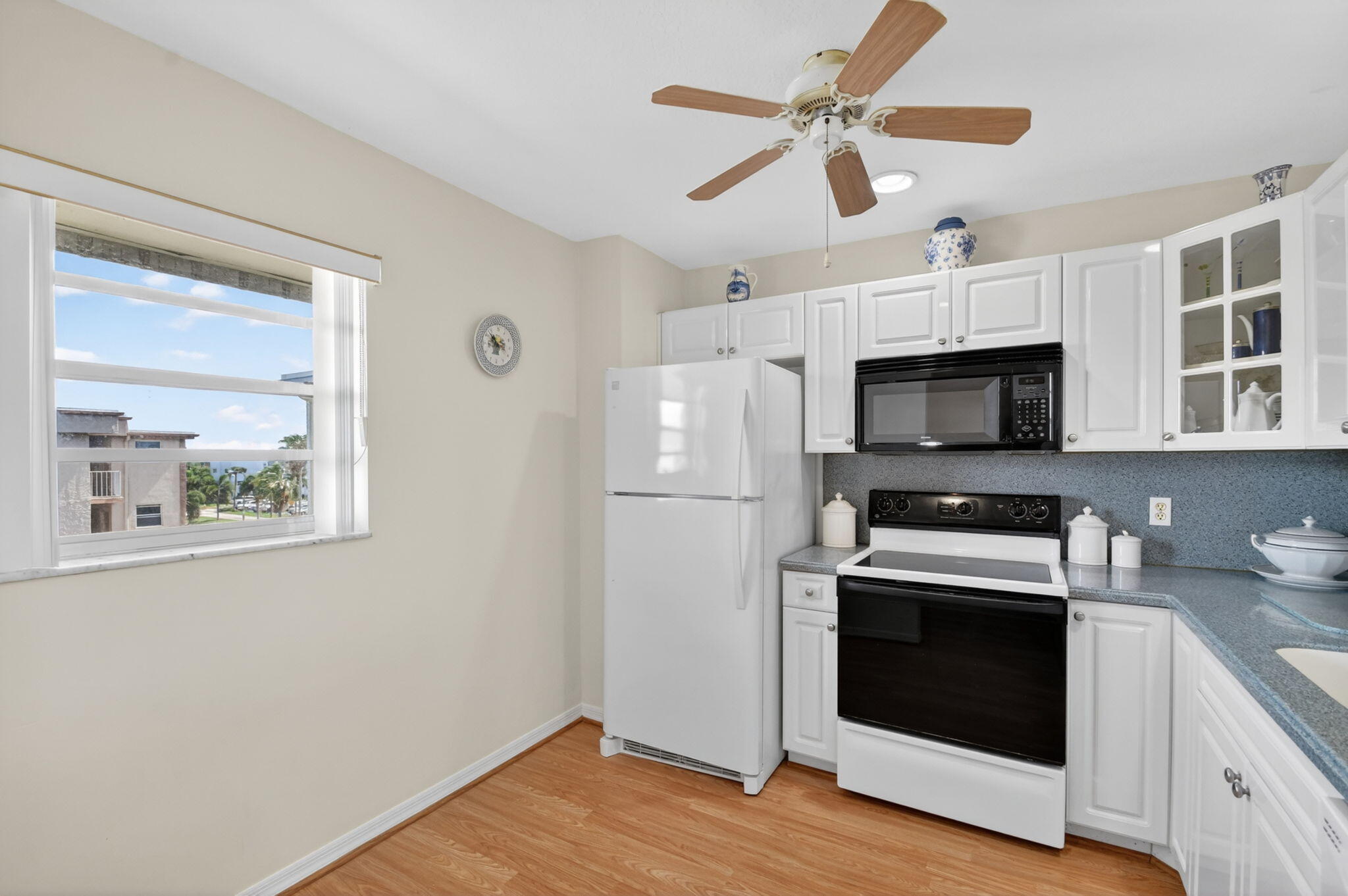 VILLAGE ROYALE ON THE GREEN CONDO - Residential