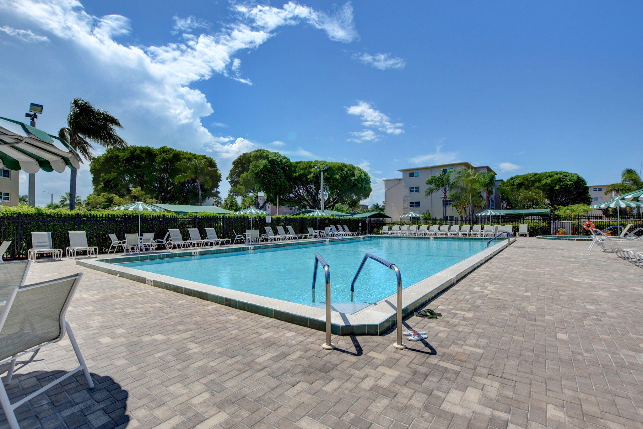 VILLAGE ROYALE ON THE GREEN CONDO - Residential