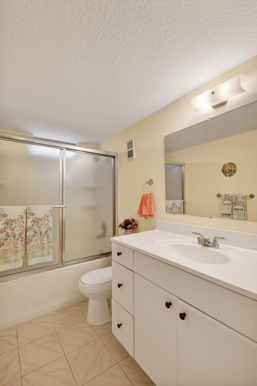 VILLAGE ROYALE ON THE GREEN CONDO - Residential
