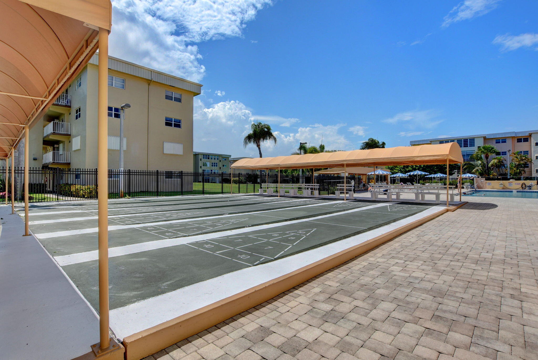 VILLAGE ROYALE ON THE GREEN CONDO - Residential