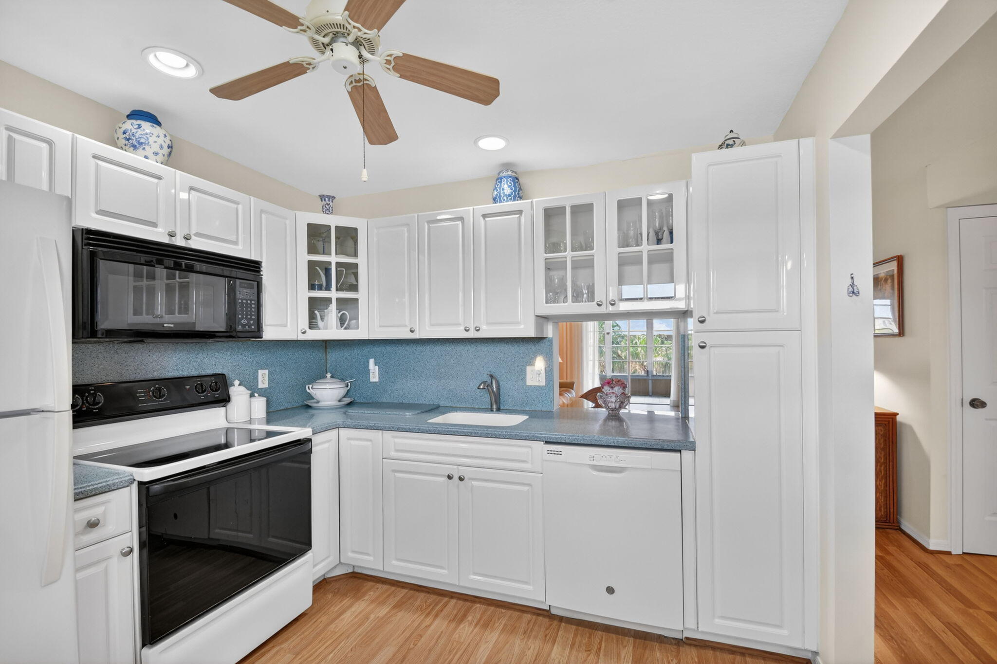 VILLAGE ROYALE ON THE GREEN CONDO - Residential