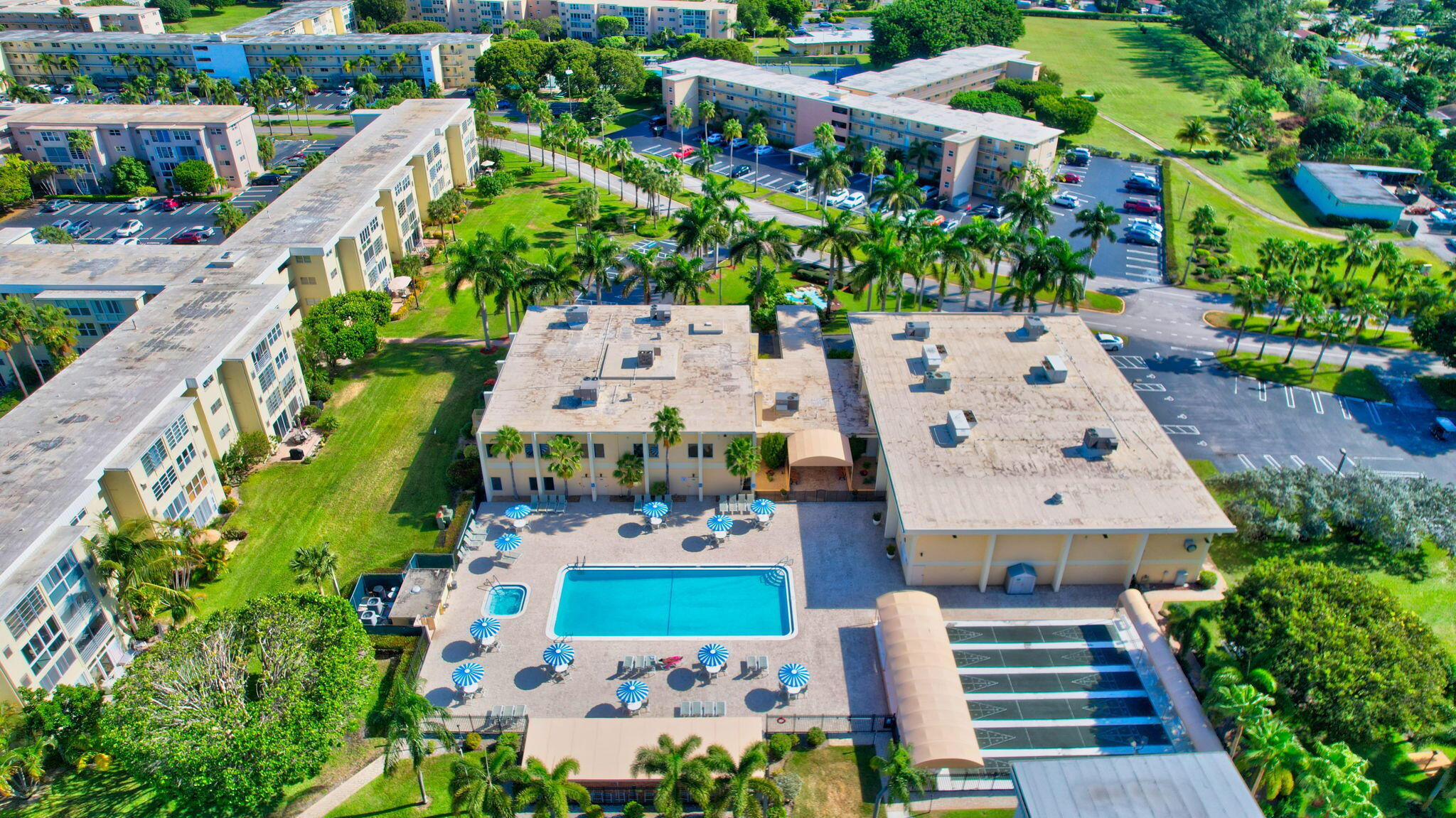 VILLAGE ROYALE ON THE GREEN CONDO - Residential