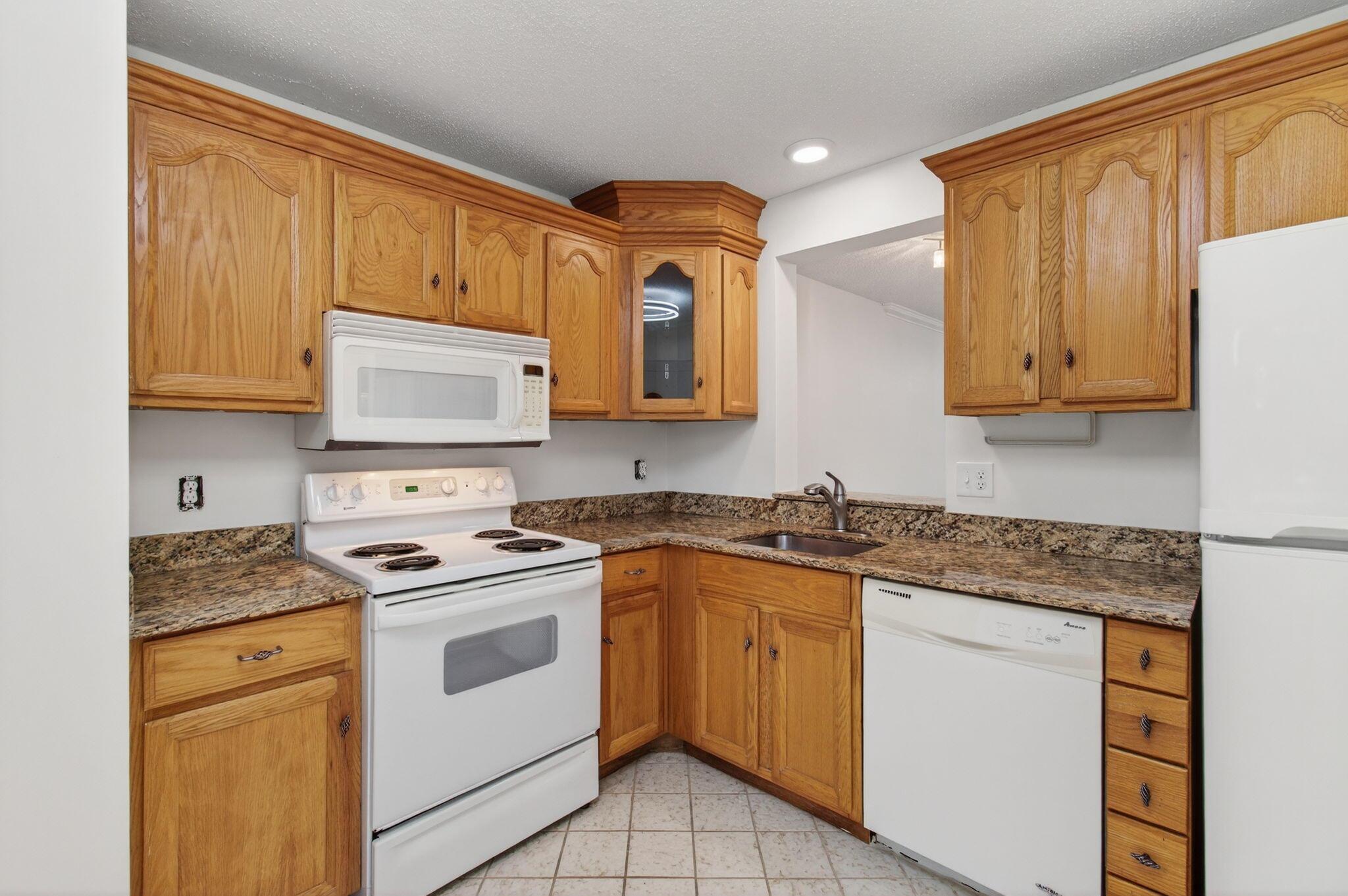 VILLAGES OF ORIOLE ABBEY - Residential Lease