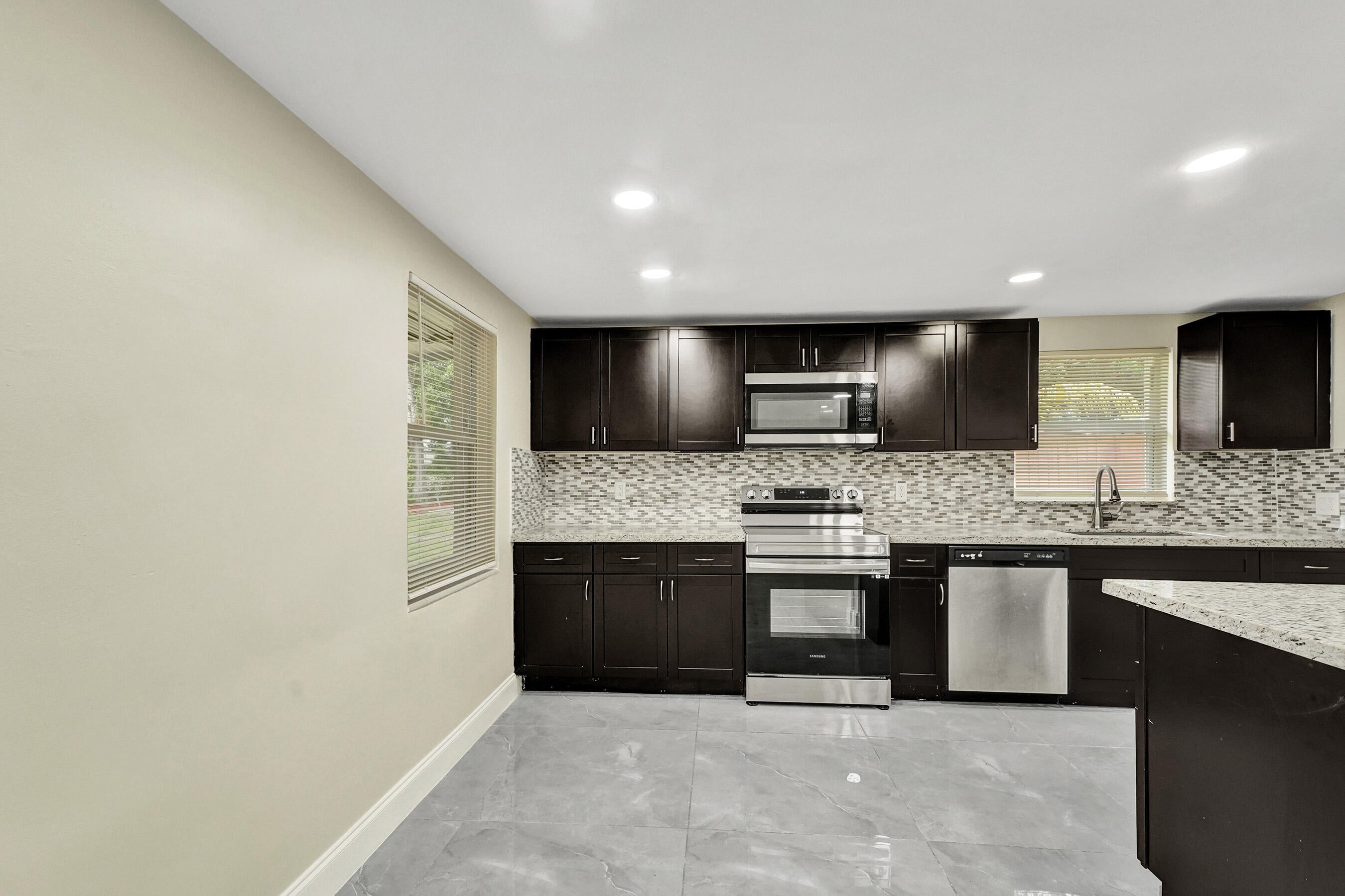 5073 SW 28th Avenue, Dania Beach, FL, 33312/$595,000 3 5073 SW 28th Avenue