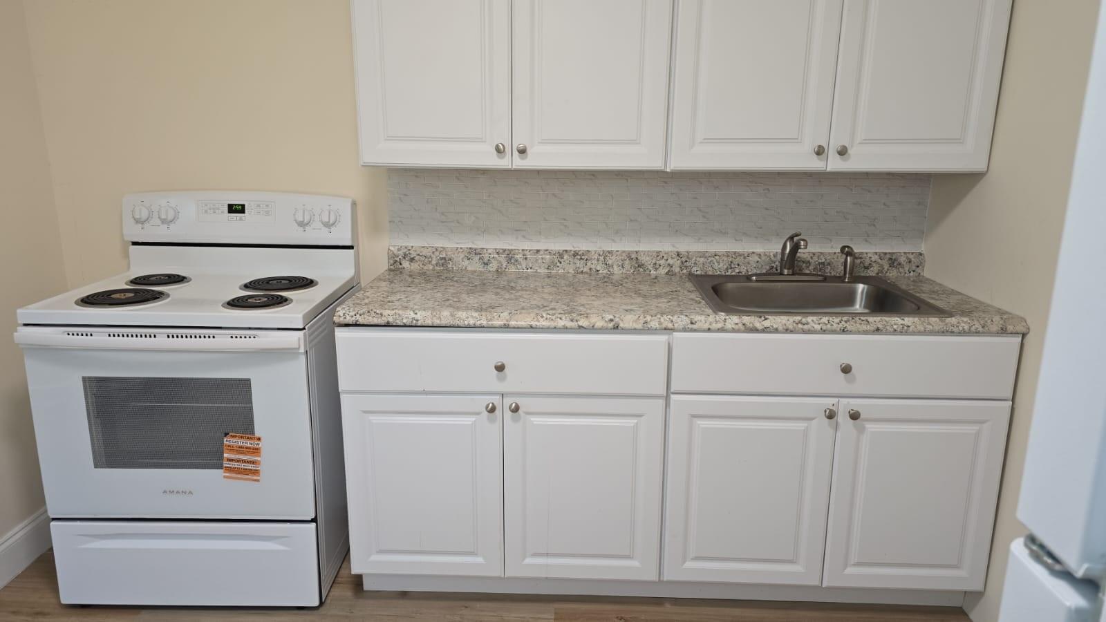 COMPLETELY REMODELED 2bed /1 bath. New floors, new kitchen cabinets and counter. Amazing new unit!!