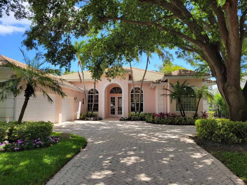 Photo of 4 Bermuda Lake Drive, Palm Beach Gardens, FL 33418 (MLS # R10705236)