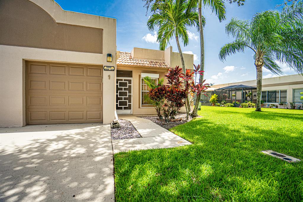 2/2, 1 car garage,eat in kitchen,tile in living area,carpet in bedrooms,light and bright, Short walk to active,well maintained community clubhouse with heated pool, tennis and bocce courts,game and exercise rooms,etc.. Close to shopping,restaurants,and entertainment. This magnificient home is a must see !!!
