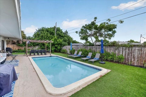 Tiny photo for 141 NW 19TH Street, Pompano Beach, FL 33060 (MLS # B26071387)