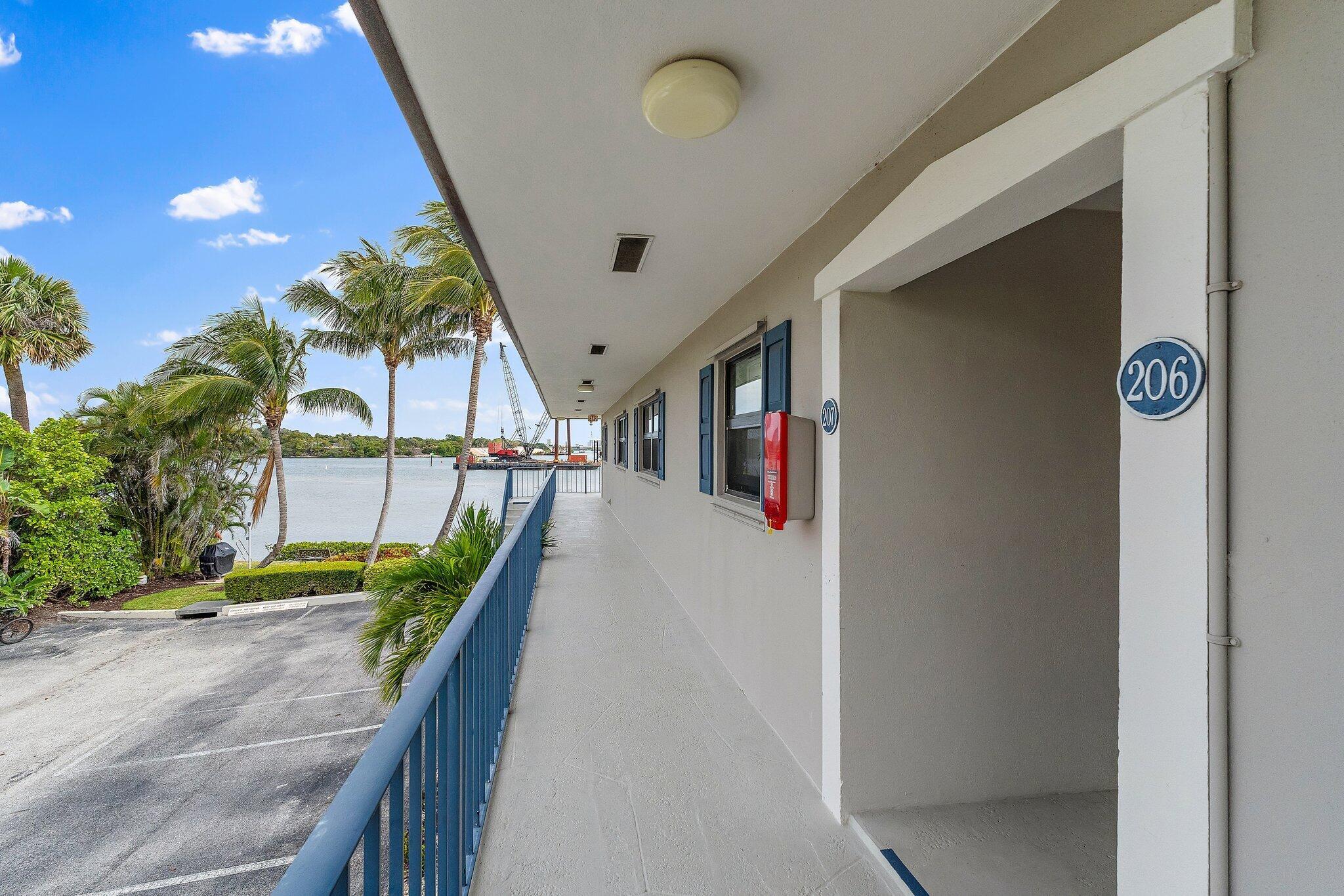 755 Saturn Street I 206