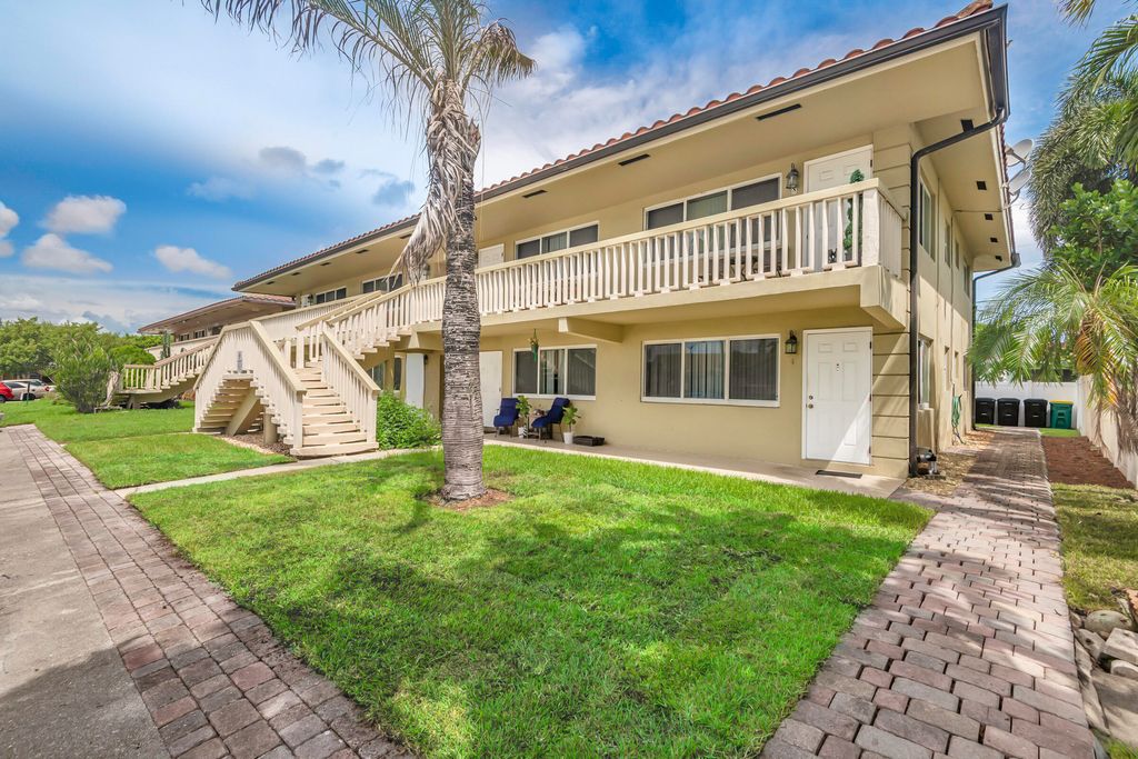 Photo of 2131 NE 40th Court #7, Lighthouse Point, FL 33064 (MLS # B26016292)