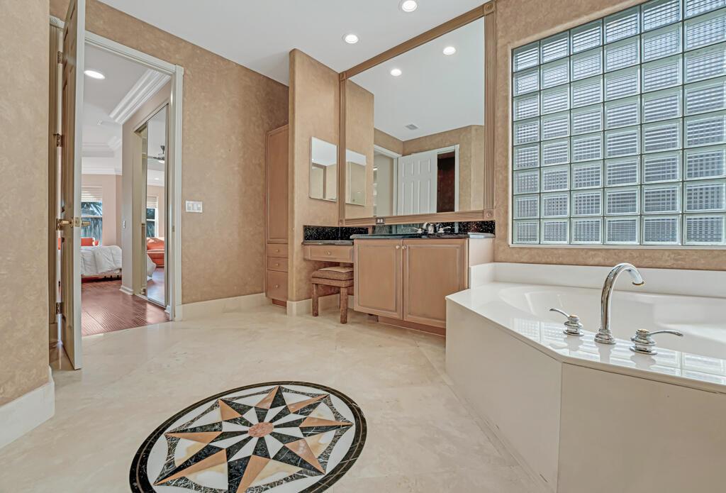 VALENCIA SHORES - Residential