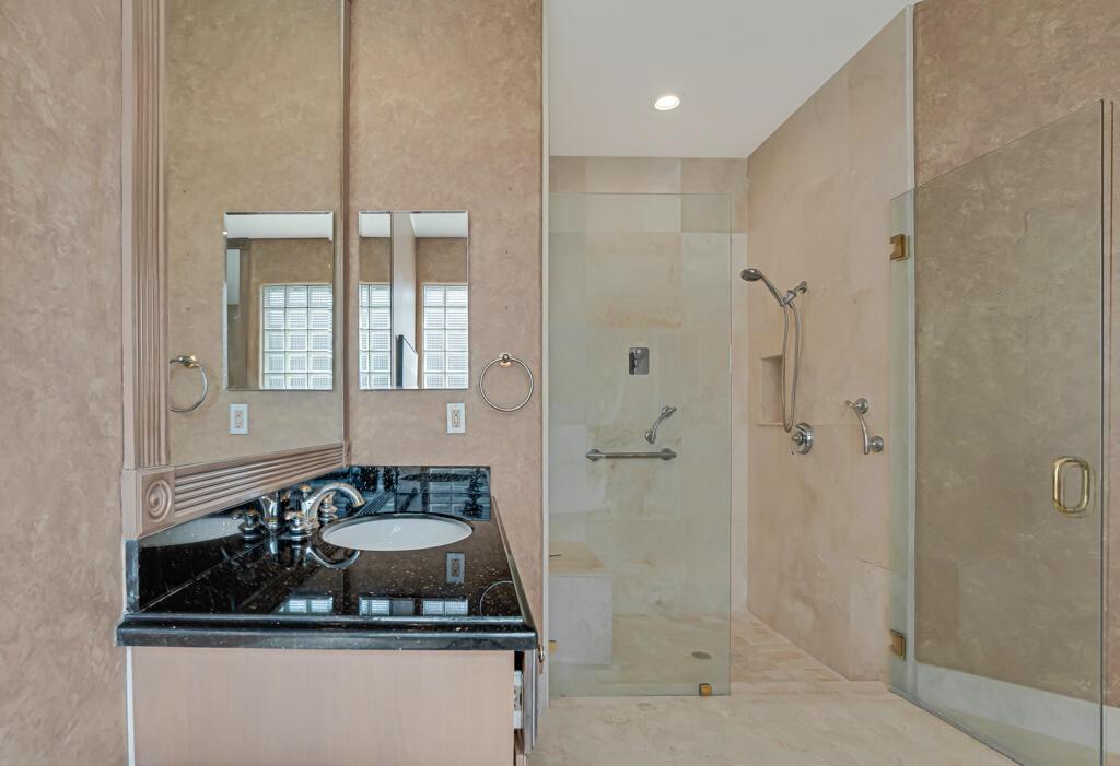 VALENCIA SHORES - Residential