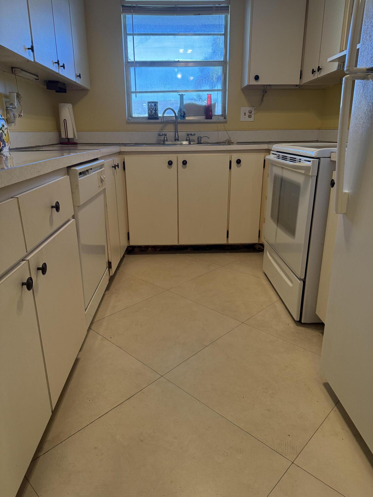 PINE POINT VILLAS COND A THRU I - Residential