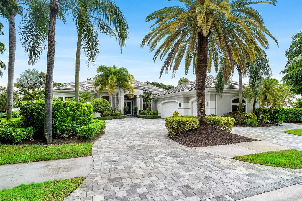 Photo of 58 SAINT GEORGE Place, Palm Beach Gardens, FL 33418 (MLS # B26092232)