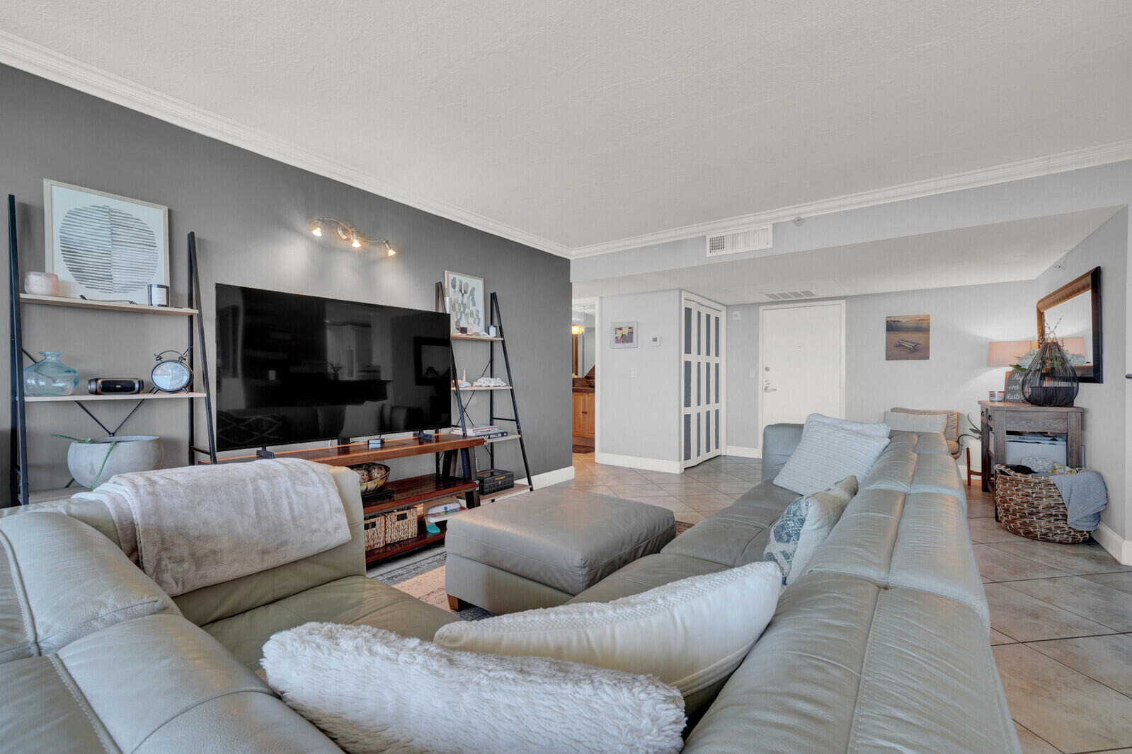 Properties | Stephanie Kaufman 859 Jeffery Street 7050