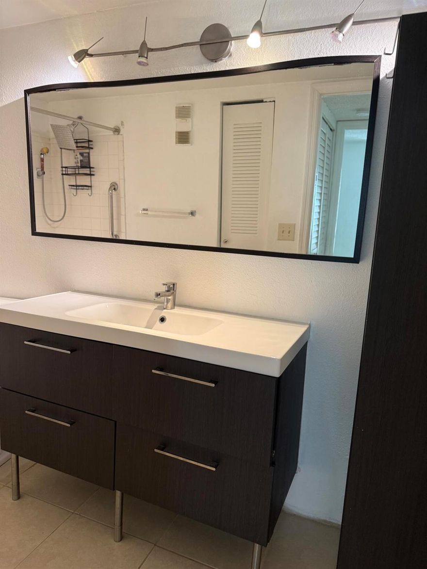 Beautiful unit, close to pool, BBQ, and gym. Gated community, close to I-95 and the Turnpike, beaches, and much more.