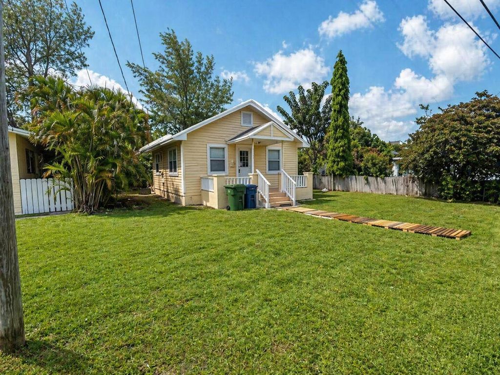 Photo of 135 SE 4th Street, Hallandale Beach, FL 33009 (MLS # B26019752)