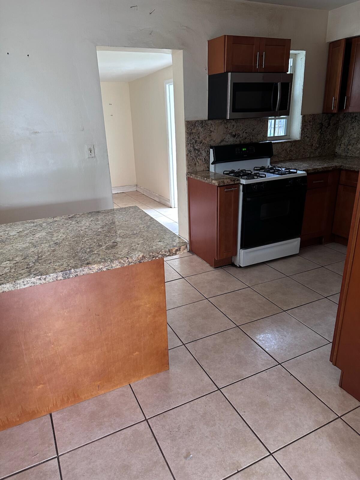 9229 NW 33RD AVE Road