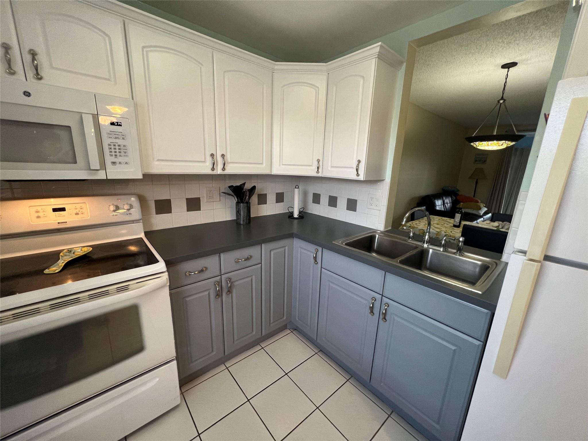 Very well maintained condo 1 bedroom, 1 bathroom. This is a turnkey come all furnish, very nice and clean ready to move in. AC 2017. Building in good condition, enjoy the clubhouse, fitness center, shuffleboard, billiard and exercise room, tennis court, 4 pools. Unit close to the clubhouse and pool. Well located near to shopping, restaurants, byway, airport and 22 min to the beach. This is a adult community 55+