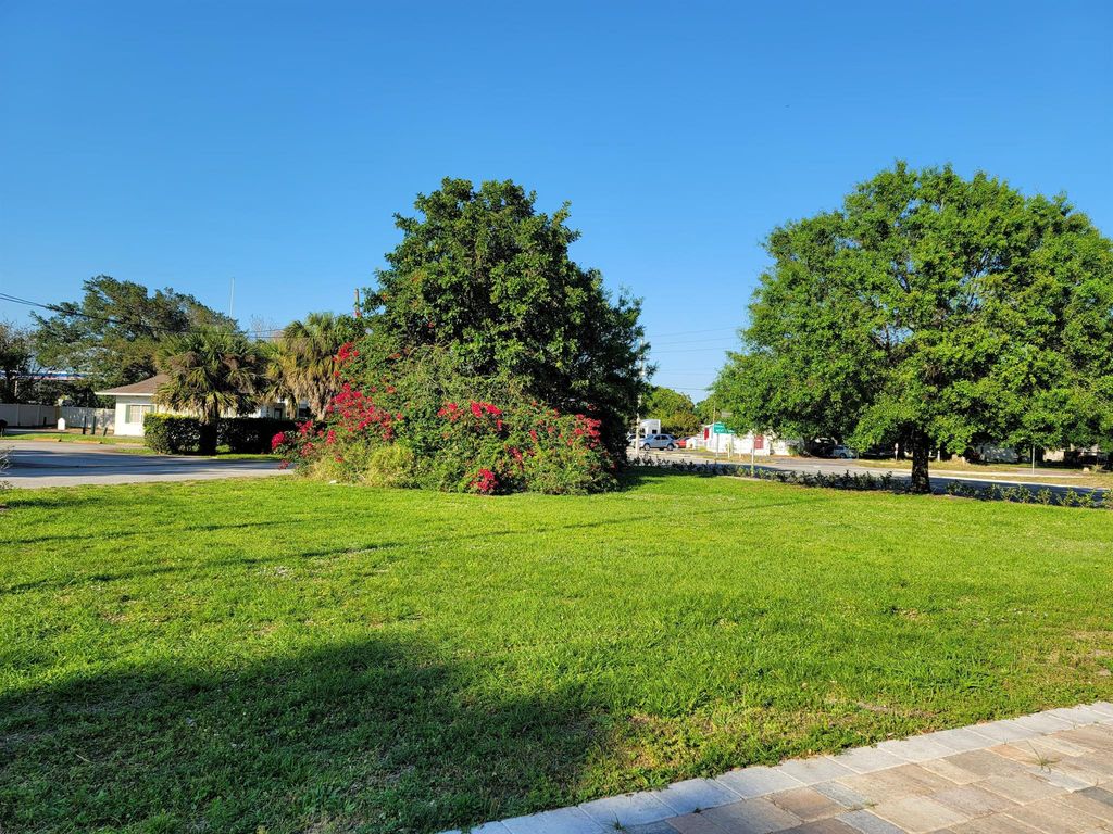 Photo of 1207 S 25th Street, Fort Pierce, FL 34947 (MLS # R11048533)