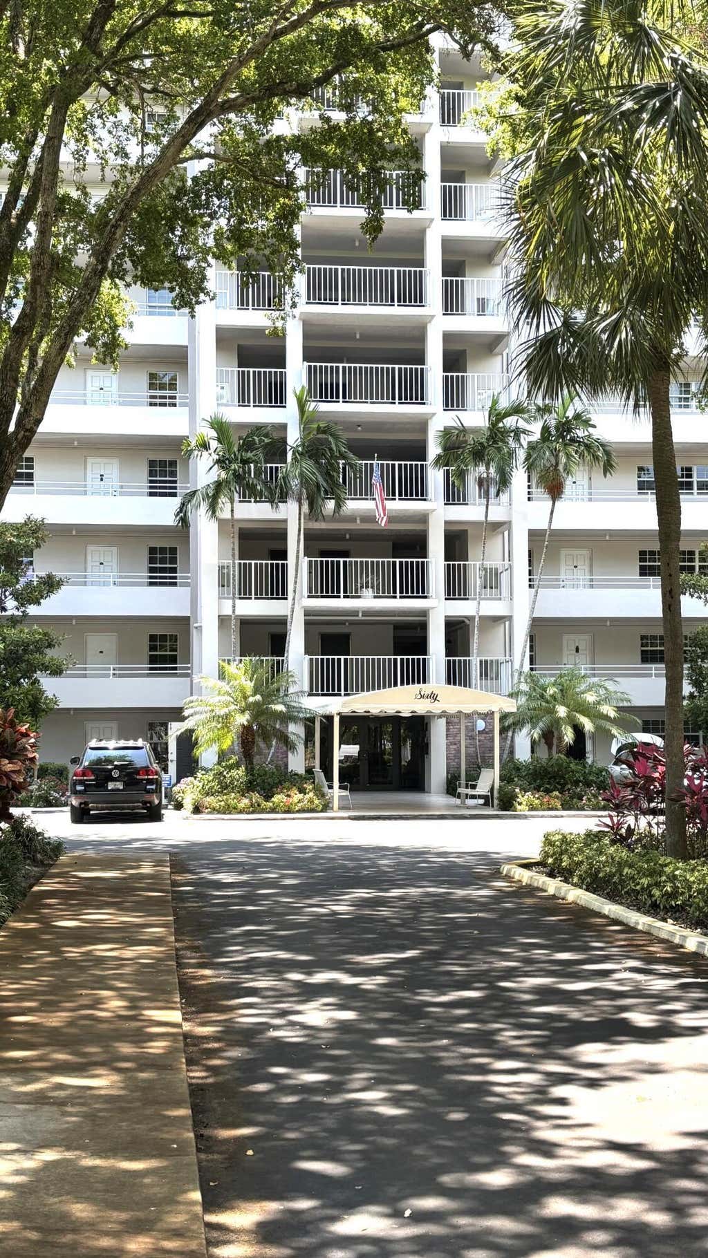 Photo of 605 OAKS Drive #503, Pompano Beach, FL 33069 (MLS # B26062382)