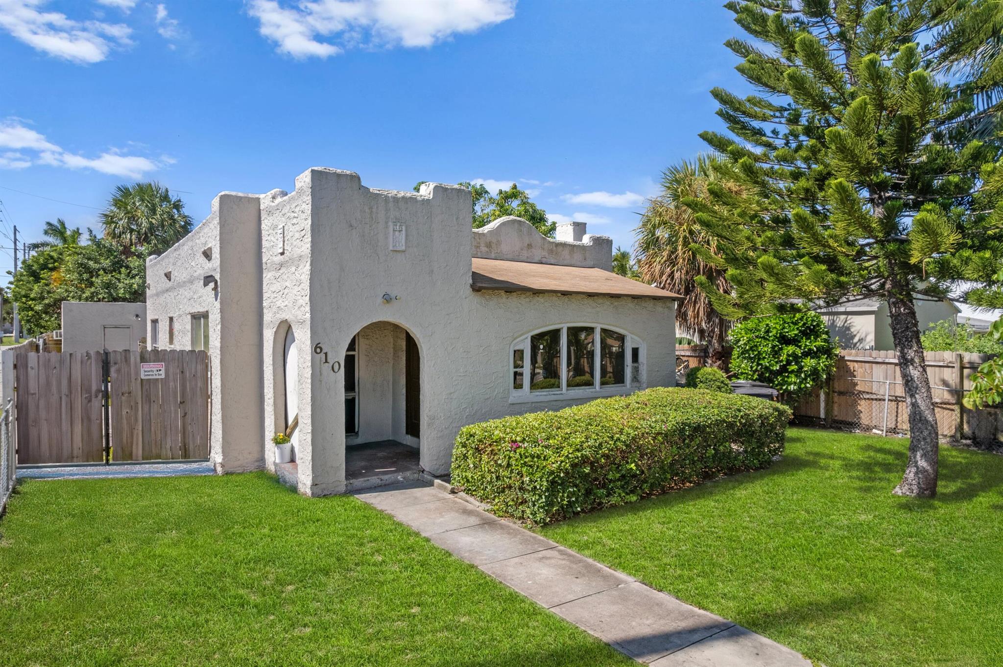 A fully rented opportunity in beautiful Northwood. This Spanish style 1920's duplex features two 2 bedroom, 1 bath units, fully fenced in with multiple upgrades and opportunity for more. Schedule a private tour today!