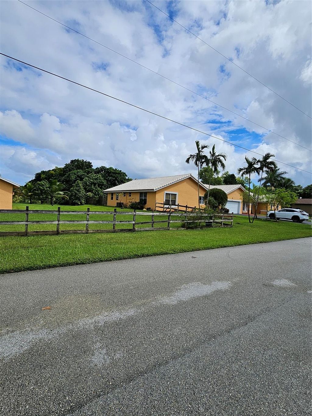 Photo of 1050 NW 114th Avenue, Plantation, FL 33323 (MLS # F10528120)