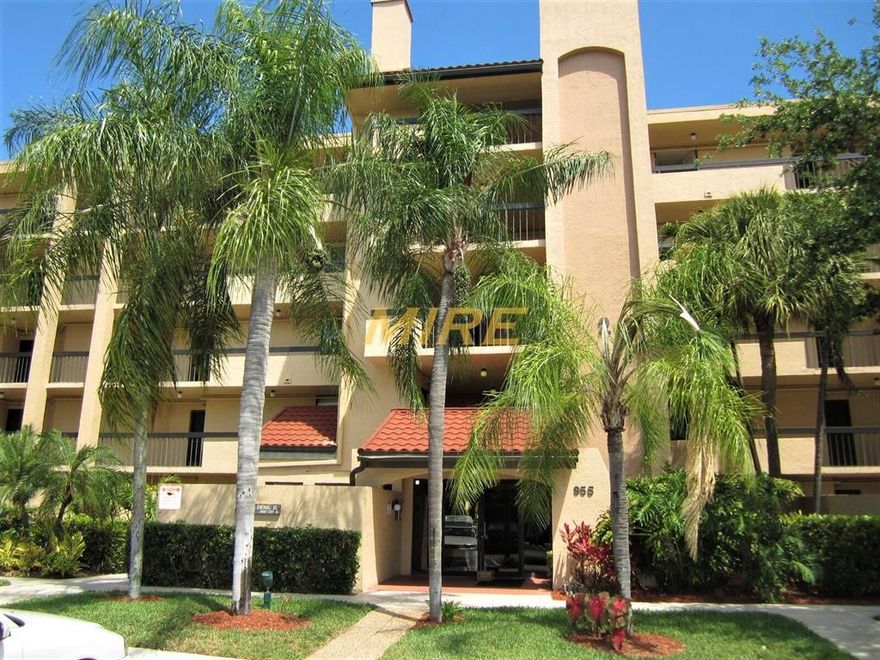 Spacious furnished 2/2 overlooking the lake available seasonally or annually. Rent includes water/cable/WIFI, only pay for electric. Tastefully furnished, Smart TVs, split floor plan, walk to shopping, minutes from I-95, downtown, FAU and beaches.