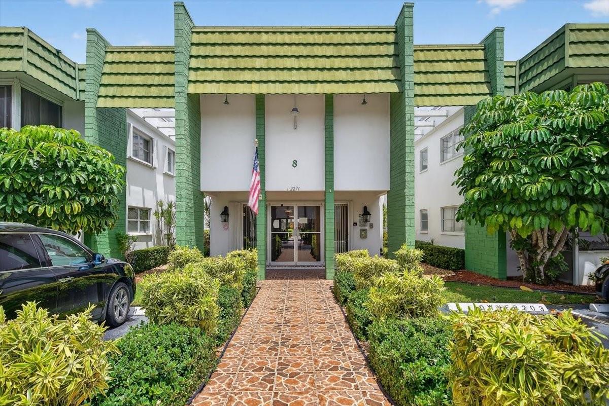 BEAUTIFULLY MAINTAINED LAUDERHILL PROPERTY. Call listing agent for any questions. OFFERED UNDER ZESTIMATE FOR A QUICK SALE.
BRIGHT AND COZY 1 BEDROOM 1.5 BATHROOM SECOND FLOOR CONDO UNIT WITH GARDEN VIEW. CLOSE TO MAJOR HIGHWAY