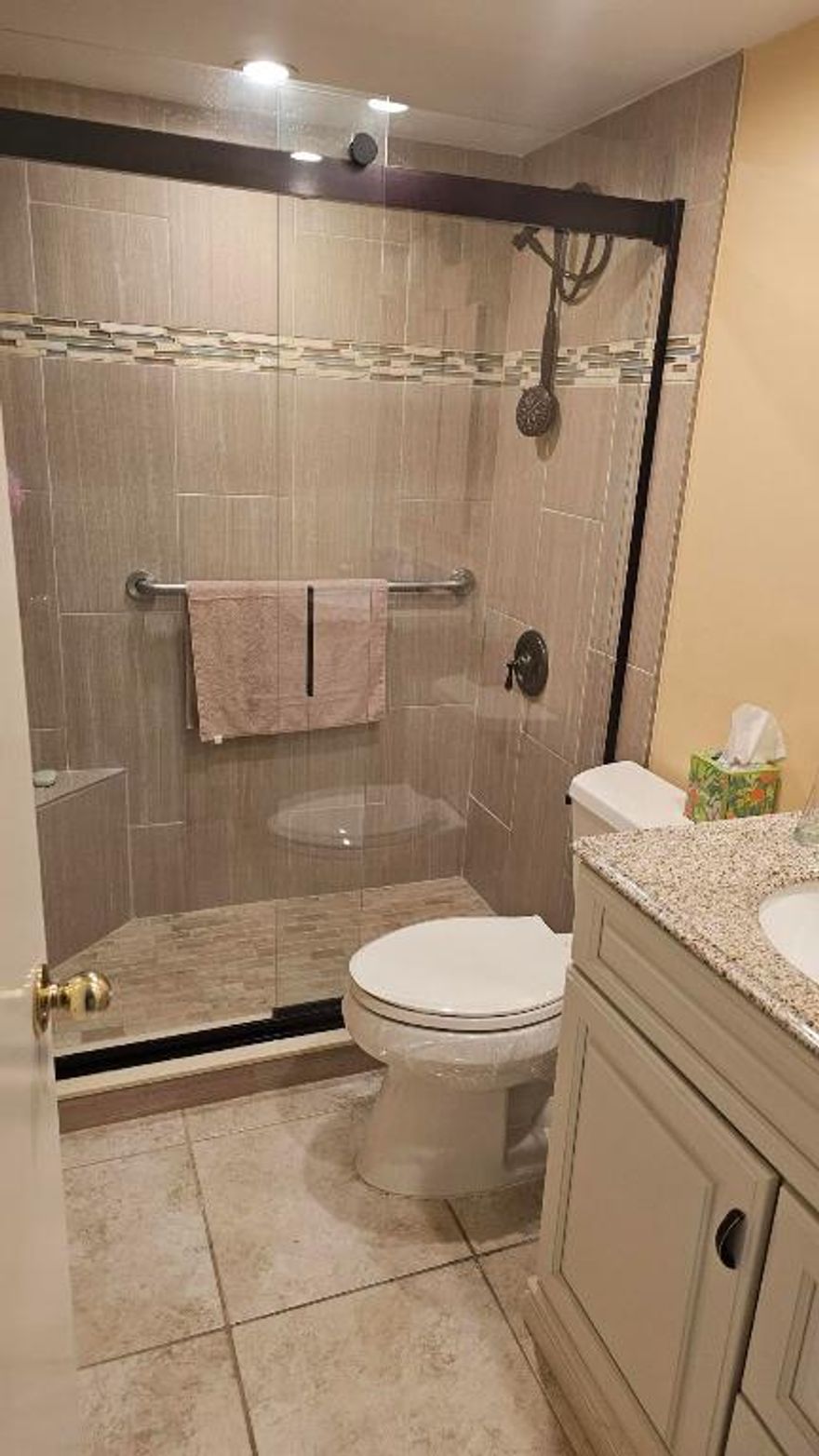 LOVELY GR. FLOOR, UPGRADED INCLUDING BUILT-IN-CABINETS. BREAKFAST BAR IN KITCHEN, MIRRORED LIVING & DINING ROOM. BATHROOM HAS BEEN RETILED, NEW ELECTRICAL SWITCHES. NEWER WALL FIXTURES. MIRRORED CLOSET DOORS.