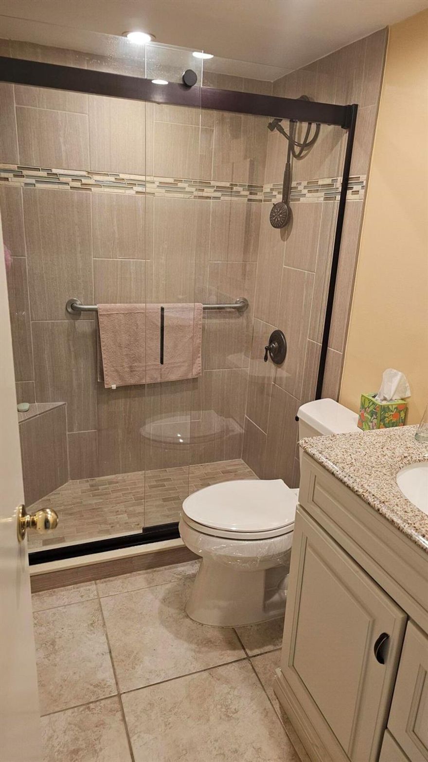 LOVELY GR. FLOOR, UPGRADED INCLUDING BUILT-IN-CABINETS. BREAKFAST BAR IN KITCHEN, MIRRORED LIVING & DINING ROOM. BATHROOM HAS BEEN RETILED, NEW ELECTRICAL SWITCHES. NEWER WALL FIXTURES. MIRRORED CLOSET DOORS.