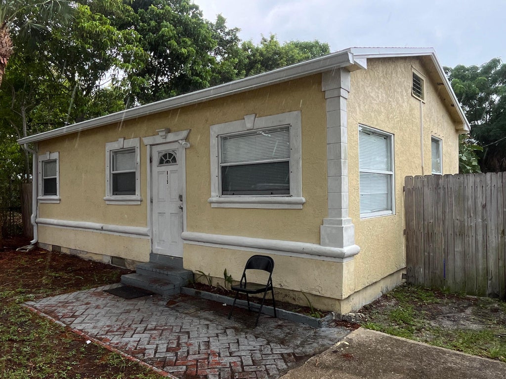 Photo of 815 BRIGGS Street, West Palm Beach, FL 33405 (MLS # B26081503)
