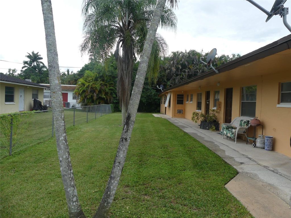 Photo of 4725 SW 65th Avenue, Fort Lauderdale, FL 33314 (MLS # F10527468)