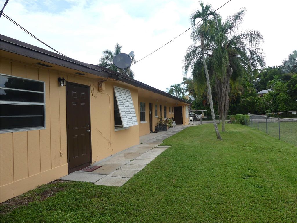 Photo of 4725 SW 65th Avenue, Fort Lauderdale, FL 33314 (MLS # F10527468)