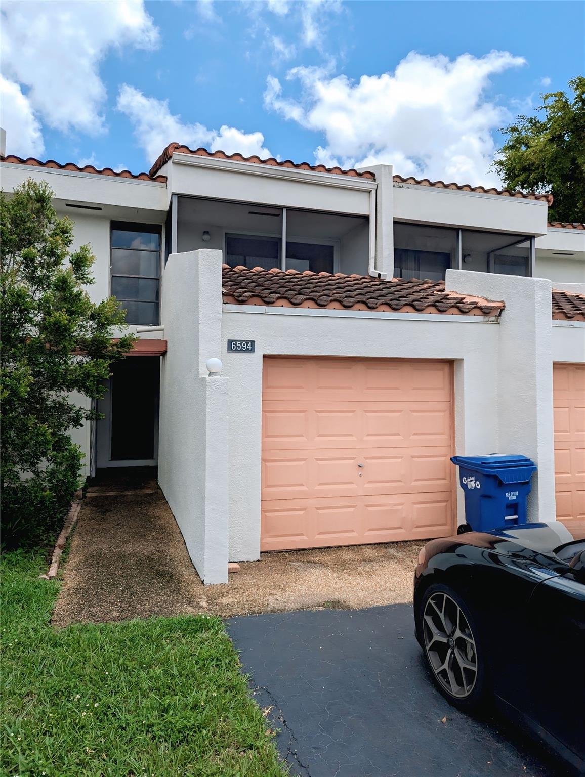 Beautiful townhouse in a middle of Broward county, close to all amenities, shopping, dining, great schools.
Ready to move in, nice kitchen, updated bathrooms, newer appliances, great layout, enclosed private patio to enjoy beautiful backyard leading to the community pool, call today to see this home!