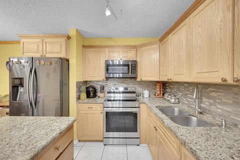 Townhouse in Palm Springs FL 152 Woodland Road Rd 10.jpg