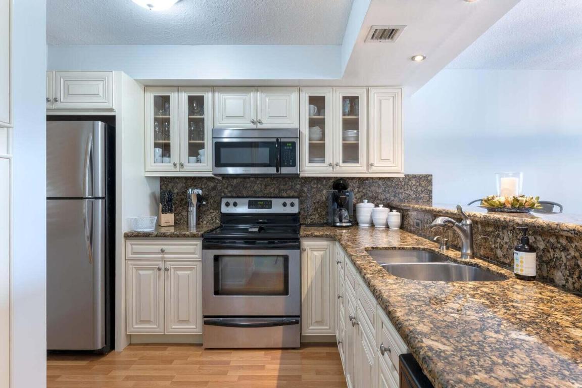 LANDS OF THE PRESIDENT CONDO 8 - Residential