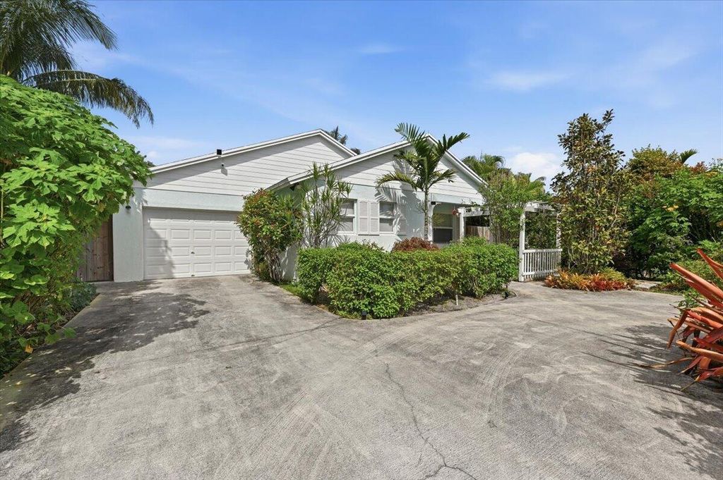 Photo of 530 NE 3rd Avenue, Delray Beach, FL 33444 (MLS # R11167102)