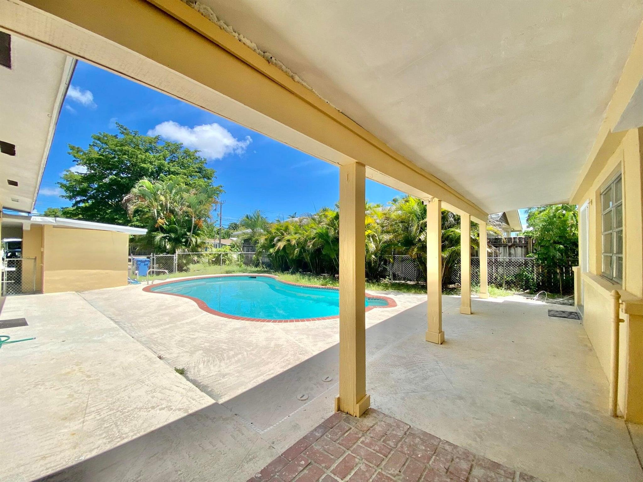 JUST RENOVATED 1BR/1BA LOCATED IN THE HEART OF OAKLAND PARK. THIS UNIT HAS AN OPEN LAYOUT WITH TILE FLOORINGS AND NEUTRAL COLORS. BRAND NEW KITCHEN WITH NEW APPLIANCES, NEW BATHROOM, PRIVATE STORAGE, A PRIVATE BACKYARD AND A SHARED POOL. PETS FRIENDLY!!