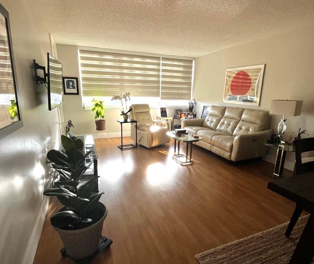 1000 Saint Charles Place PH6