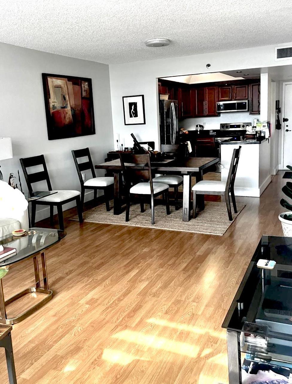 1000 Saint Charles Place PH6