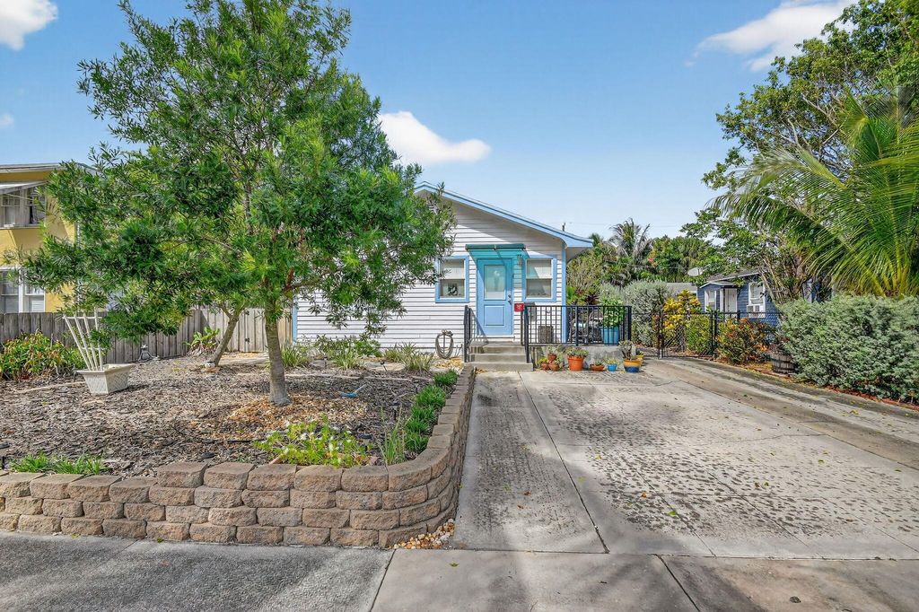 Photo of 519 Kanuga Drive, West Palm Beach, FL 33401 (MLS # R11131535)